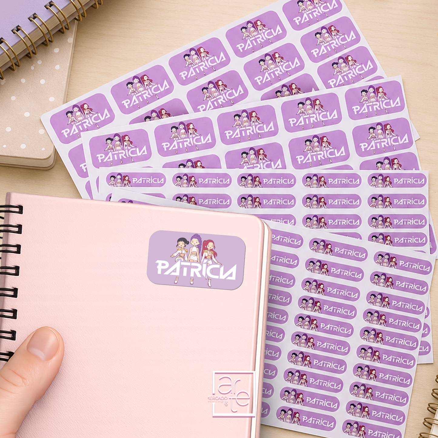 Leva o teu estilo para a escola com estas etiquetas personalizadas inspiradas nas guerreiras do K-Pop! Perfeita para fãs de música, animação e cultura coreana, esta garrafa combina um design moderno e colorido com a possibilidade de&nbsp;personalizar com o nome, tornando-a num acessório único para o&nbsp;regresso às aulas.

Ideal para a escola, atividades extracurriculares, passeios ou desporto, é leve, resistente e reutilizável, ajudando a manter a hidratação ao longo do dia. Um presente original para cria
