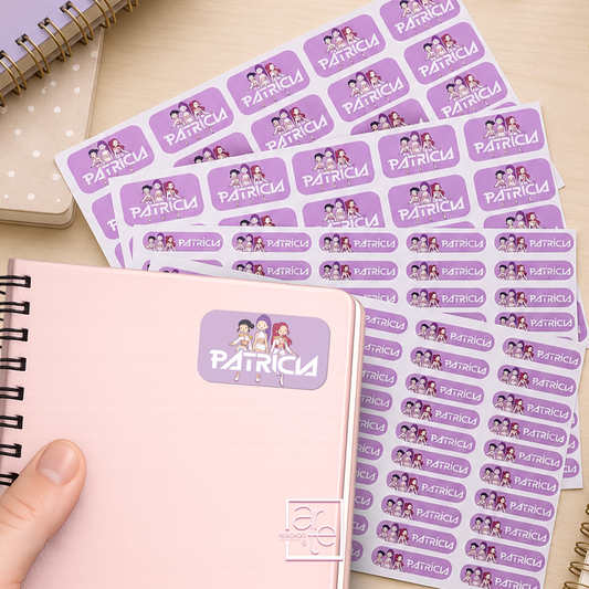 Leva o teu estilo para a escola com estas etiquetas personalizadas inspiradas nas guerreiras do K-Pop! Perfeita para fãs de música, animação e cultura coreana, esta garrafa combina um design moderno e colorido com a possibilidade de&nbsp;personalizar com o nome, tornando-a num acessório único para o&nbsp;regresso às aulas.

Ideal para a escola, atividades extracurriculares, passeios ou desporto, é leve, resistente e reutilizável, ajudando a manter a hidratação ao longo do dia. Um presente original para cria