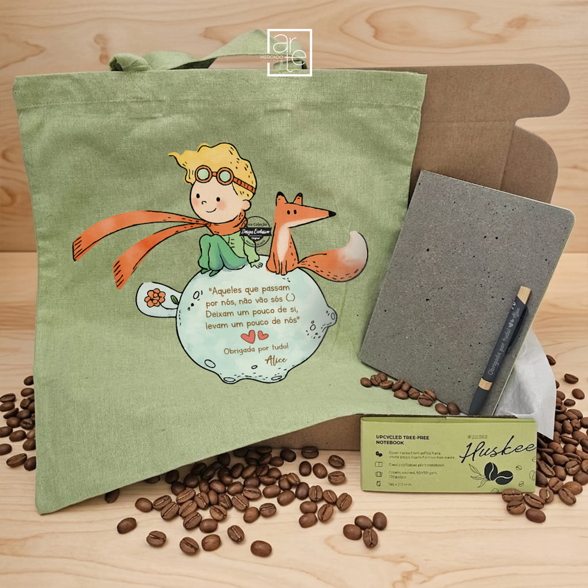 ✨ Torna cada momento ainda mais especial com os nossos artigos personalizados inspirados no universo mágico do Príncipezinho.

Kit principezinho "Aqueles que passam por nós, não vão sós. Deixam um pouco de si, levam um pouco de nós" uma lembrança única, criada com carinho e personalizada nomes e/ou frase que desejar.&nbsp;

Porque, tal como o Príncipezinho nos ensinou, "o essencial é invisível aos olhos" - mas uma recordação feita à medida fica para sempre no coração. 💛