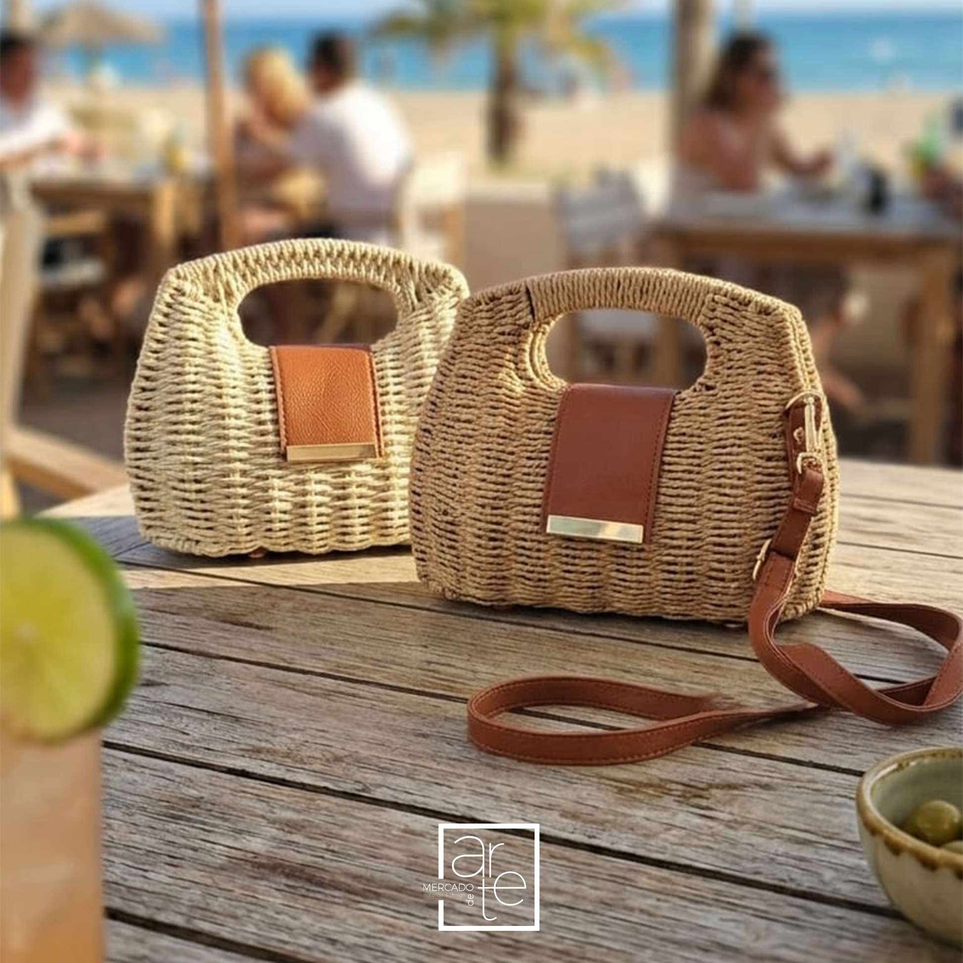 Mala em palha natural trabalhada modelo cesto, com forro em tecido com bolso, com opção de alça de mão estilo pochete e alça a tiracolo.
Disponível em beje e camel