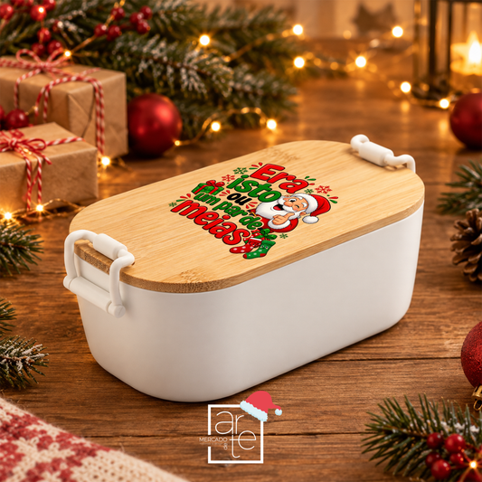 Este Natal, oferece sorrisos, boa disposição e uma boa dose de humor! 🎁

Marmita de Bambu Pai Natal "Era isto ou um par de meias", é perfeito para quem adora prendas originais, divertidas e cheias de espírito natalício.

Ideal para surpreender amigos, família ou aquele amigo secreto que merece algo diferente, porque, convenhamos, há prendas que aquecem o coração… e outras que dão vontade de rir! 😂

Porque neste Natal, entre tantas surpresas… era isto ou um par de meias! 🎄
