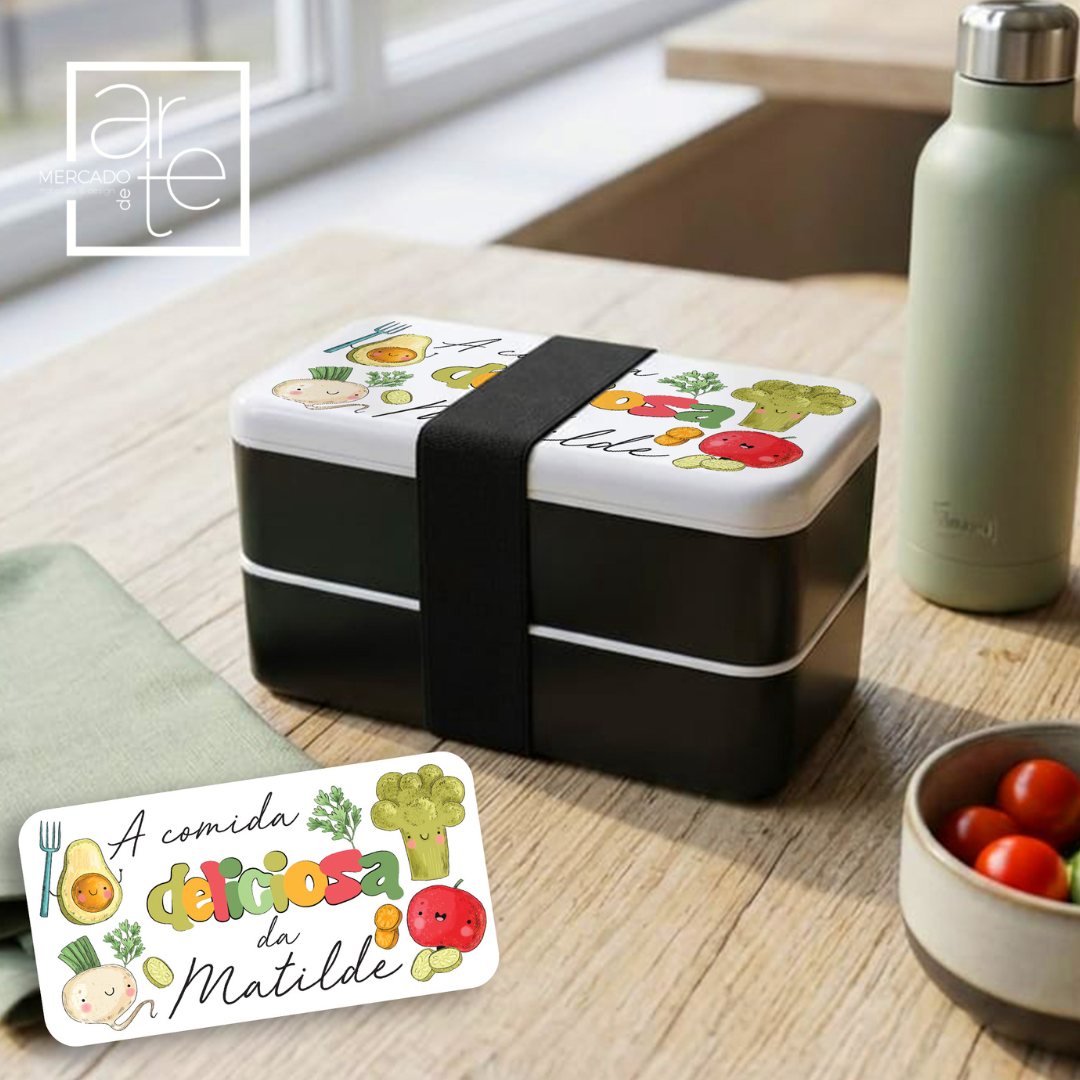 Leva as tuas refeições favoritas para todo o lado com a nossa marmita! 💖 Ideal para o trabalho, a escola ou os passeios, é a solução perfeita para transportares as tuas refeições de forma prática e cómoda.

Marmita com dois compartimentos e uma divisória removível "Comida Deliciosa", personalizável&nbsp;com nome, frase ou design à tua escolha, tornando cada marmita única e especial.

Uma excelente opção para oferecer ou para tornar o dia a dia ainda mais prático!