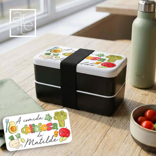 Leva as tuas refeições favoritas para todo o lado com a nossa marmita! 💖 Ideal para o trabalho, a escola ou os passeios, é a solução perfeita para transportares as tuas refeições de forma prática e cómoda.

Marmita com dois compartimentos e uma divisória removível "Comida Deliciosa", personalizável&nbsp;com nome, frase ou design à tua escolha, tornando cada marmita única e especial.

Uma excelente opção para oferecer ou para tornar o dia a dia ainda mais prático!