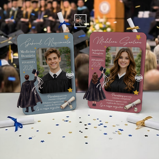 Celebra um momento inesquecível com uma lembrança única e cheia de brilho! 🎓✨

Moldura finalista "Parabéns por esta enorme conquista! O futuro é agora e está repleto de sucesso. És o nosso orgulho", personalizada com fotografia, nome e frase que desejar.&nbsp;


Porque cada conquista merece ser celebrada em grande!&nbsp;