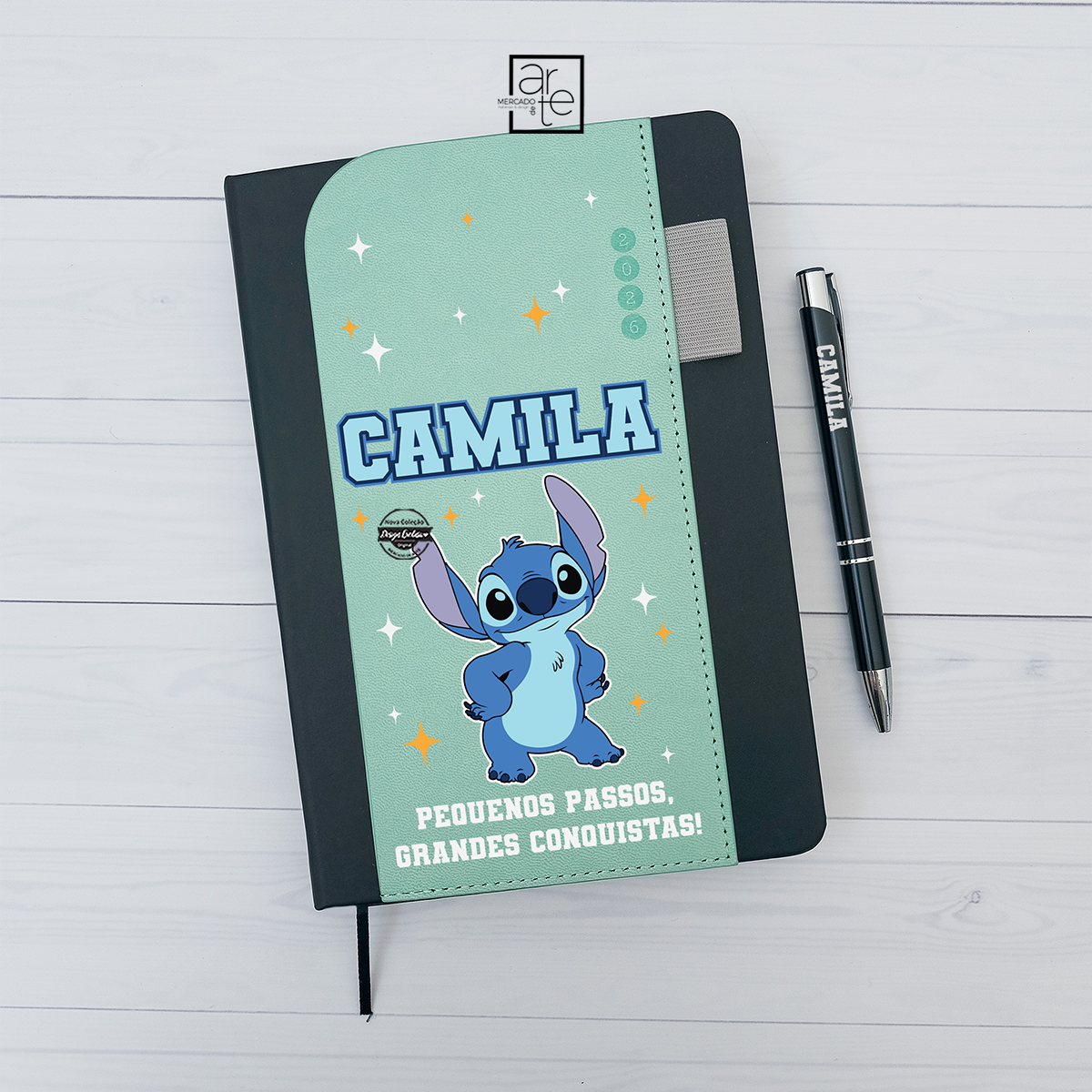 Agenda diária 2026 com caneta "Stitch"