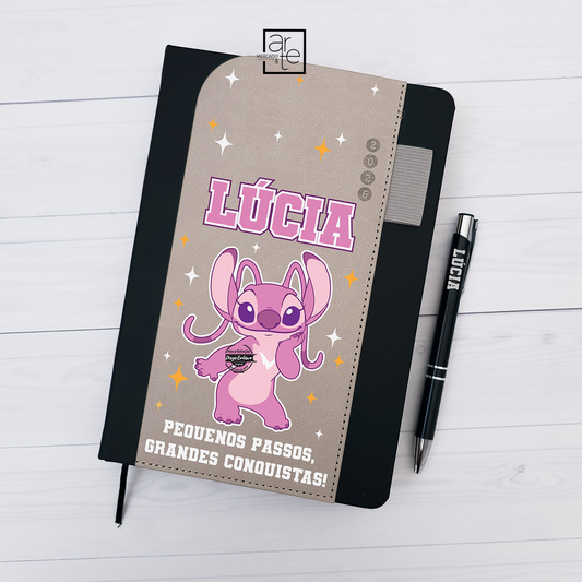 Agenda diária 2026 com caneta "Stitch"