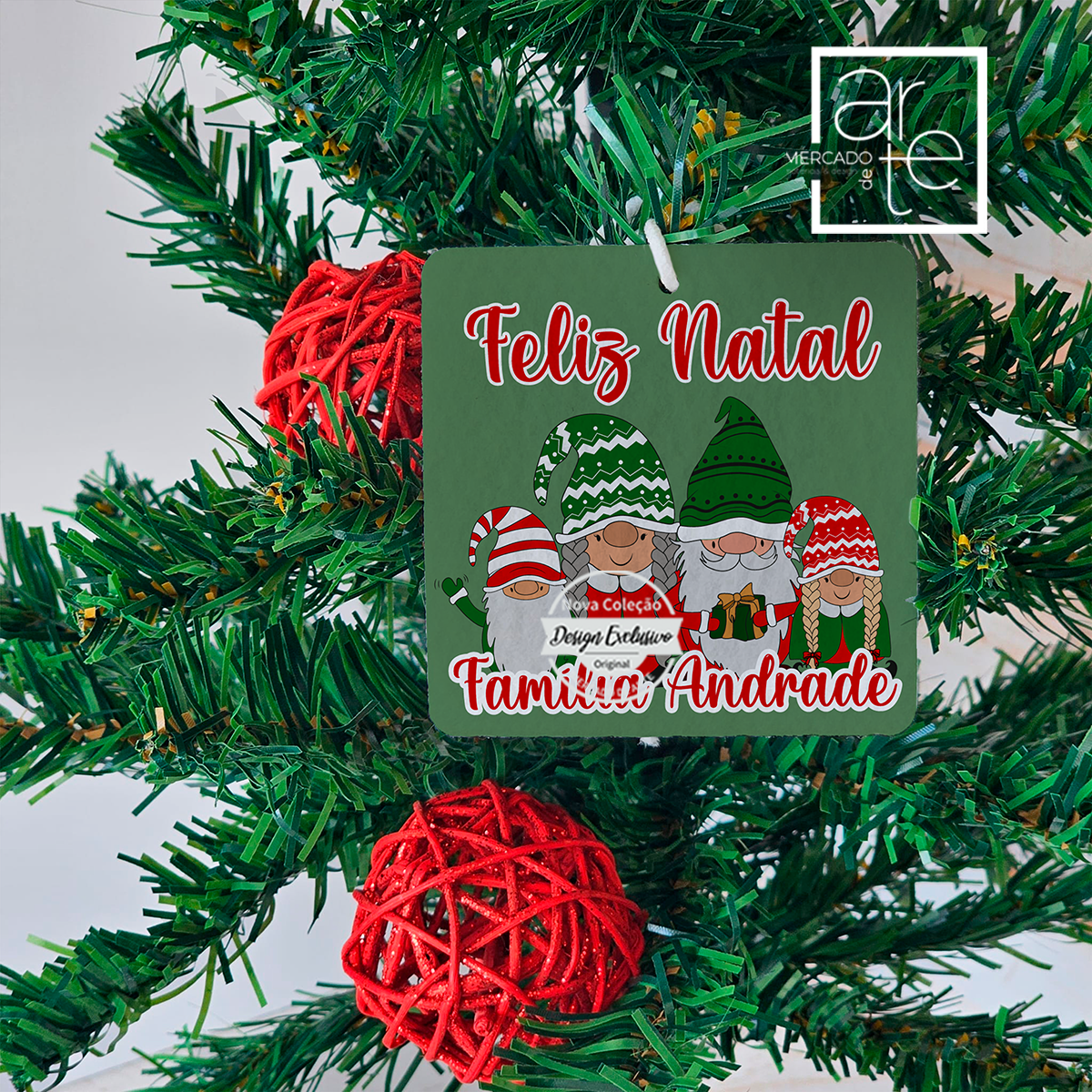 Novidade!   Pendentes da nossa coleção super fofa de Gnomos.Personalize as suas para toda a família e tenha a decoração de Natal mais mimosa de sempre para toda a família. Pode personalizar com mensagem que desejar. 3 modelos diferentes à sua escolha.   REF: MA-NAT113