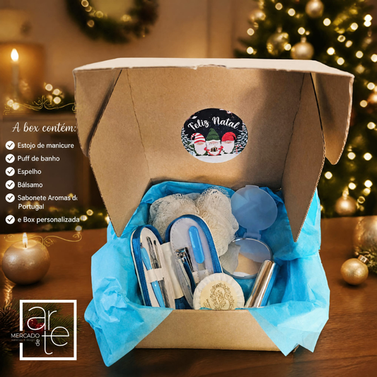 PRESENTE EXPRESSO - Kit Banho "Feliz Natal"

Surpreende alguém especial com este Kit de Banho e Cuidado Pessoal, uma caixinha preparada para oferecer momentos de relaxamento, bem-estar e autocuidado.

Com uma seleção de acessórios úteis para a rotina de beleza e higiene, este conjunto é o presente ideal para quem merece um momento só seu. Apresentado numa caixa personalizada com decoração natalícia e um delicado toque de cor, torna cada detalhe ainda mais especial.

Inclui:
Estojo de manicure, puff de banho