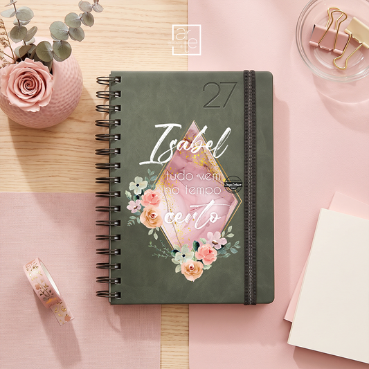 ARTIGO EM PRÉ-VENDA, SERÁ EXPEDIDO A PARTIR DE NOVEMBRO

Começa 2027 com tudo organizado com esta agenda diária de argolas personalizada do principezinho.
Agenda Floral "Tudo vem no tempo certo", prática, original e com um design moderno, é perfeita para planear compromissos, tarefas, objetivos e momentos especiais.

💙 Características:
📅 Agenda diária 2027
📸 Capa personalizada frase e imagem que desejar
💙 Capa verde com design moderno e divertido
🌀 Encadernação com argolas
🔒 Fecho com elástico
✨ Ideal
