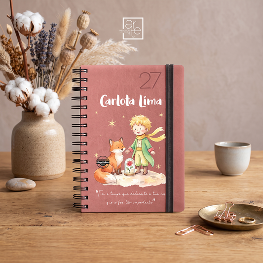 Começa 2027 com tudo organizado com esta agenda diária de argolas personalizada do principezinho.
Agenda Principezinho "Foi o tempo que dedicaste à tua rosa que a fez tão importante", prática, original e com um design moderno, é perfeita para planear compromissos, tarefas, objetivos e momentos especiais.

💙 Características:
📅 Agenda diária 2027
📸 Capa personalizada frase e imagem que desejar
💙 Capa rosa com design moderno e divertido
✨ Ideal para organização diária
🎁 Perfeita para oferecer

Se procuras