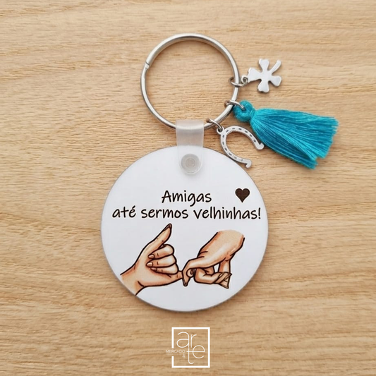 Amigas até sermos velhinhas. 👵🏻💖

Porta chaves "Amigas até sermos velhinhas", porque a nossa amizade não tem prazo de validade.&nbsp;
Hoje partilhamos segredos, gargalhadas e aventuras… amanhã vamos continuar a fazer tudo isso, só que com mais rugas. 😂

Um pequeno presente para uma amizade para a vida inteira.