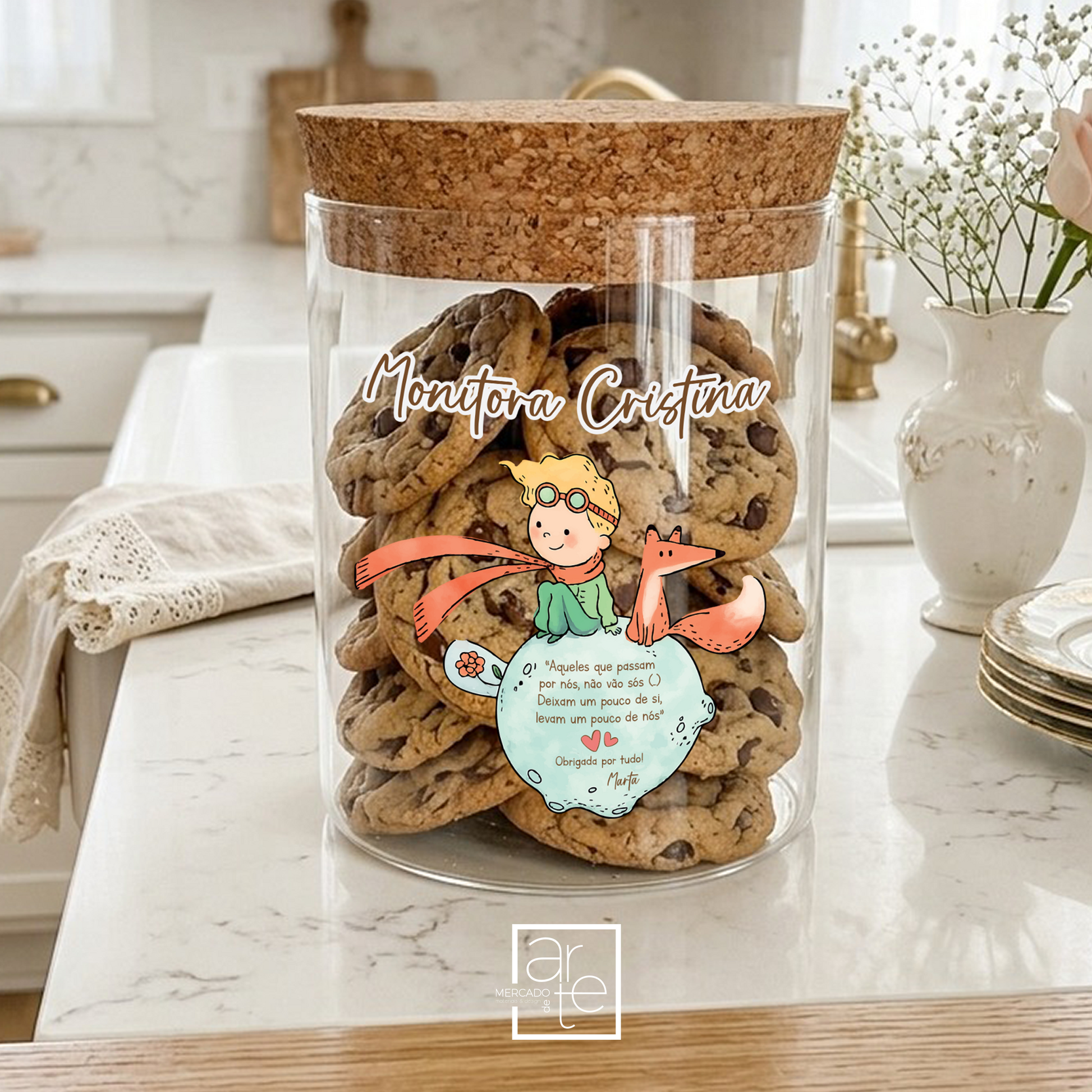 ✨ Torna cada momento ainda mais especial com os nossos artigos personalizados inspirados no universo mágico do Principezinho.

Pote de bolachas principezinho "Aqueles que passam por nós, não vão sós. Deixam um pouco de si, levam um pouco de nós" uma lembrança única, criada com carinho e personalizada nomes e/ou frase que desejar.&nbsp;

Porque, tal como o Principezinho nos ensinou, "o essencial é invisível aos olhos" - mas uma recordação feita à medida fica para sempre no coração. 💛