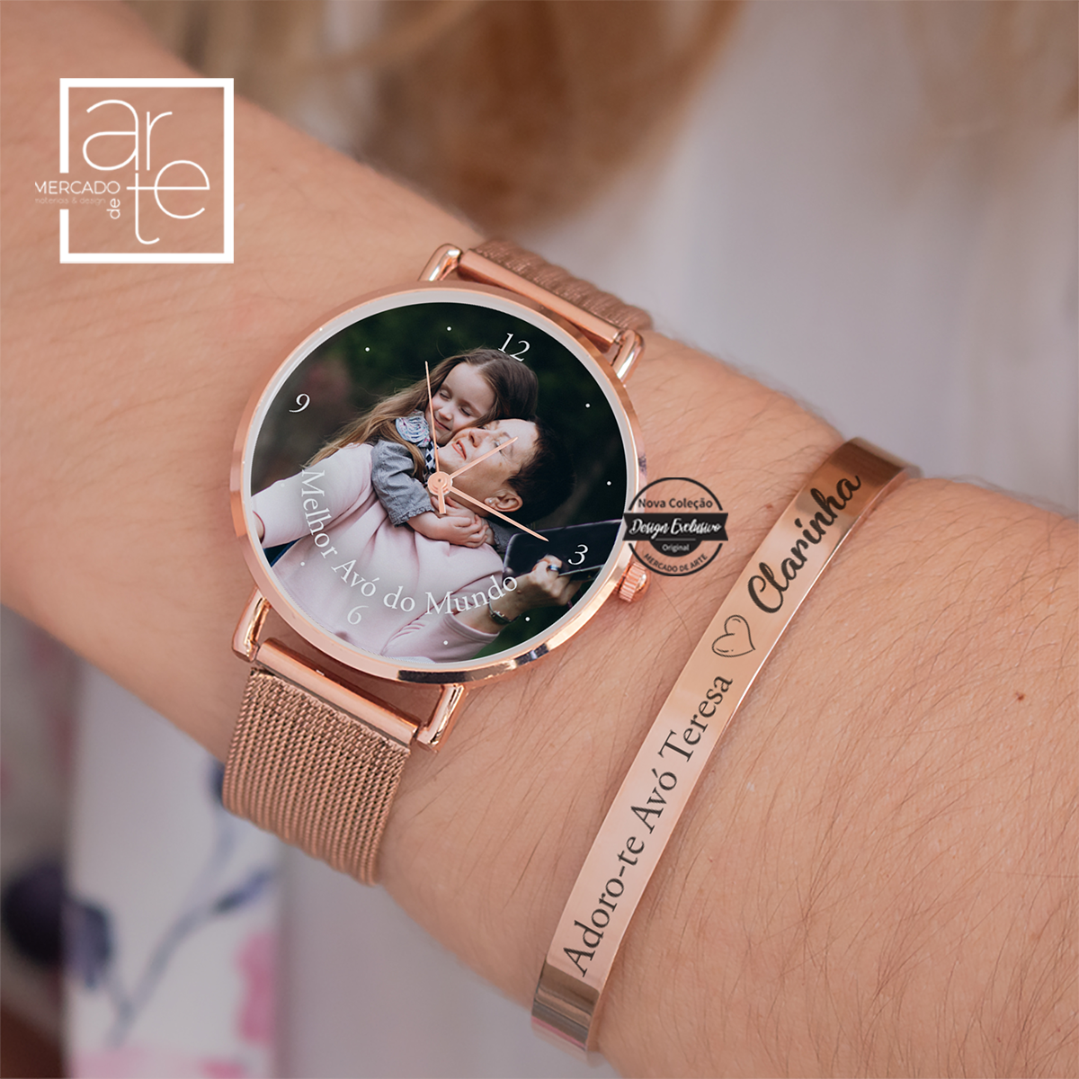 Conjunto relógio fotografia e escrava "Adoro-te avó" com mensagem a seu gosto. Relógio com bracelete ajustável em aço inoxidável em conjunto pulseira escrava com nomes em aço inoxidável. Diâmetro da pulseira aprox. 6.50cm.  Vendido em conjunto ou separado. Disponível em Rosa Gold, Prateado ou dourado.  REF: MA-AVOS171