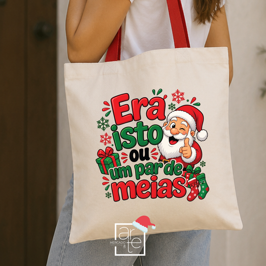 Este Natal, oferece sorrisos, boa disposição e uma boa dose de humor! 🎁

Saco alça vermelha Pai Natal "Era isto ou um par de meias", é perfeito para quem adora prendas originais, divertidas e cheias de espírito natalício.

Ideal para surpreender amigos, família ou aquele amigo secreto que merece algo diferente, porque, convenhamos, há prendas que aquecem o coração… e outras que dão vontade de rir! 😂

Porque neste Natal, entre tantas surpresas… era isto ou um par de meias! 🎄