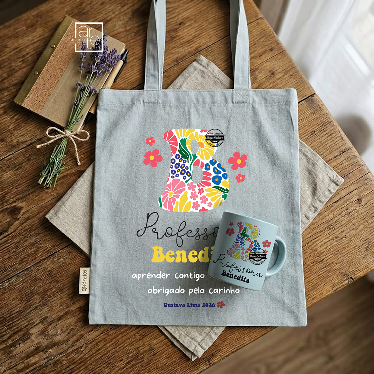 Porque há professores que deixam marca para a vida.

Saco e/ou caneca professora inicial "Aprender contigo é divertido, obrigada pelo carinho" o conjunto perfeito para agradecer todo o carinho, dedicação e paciência ao longo do ano letivo.

Com um design floral, personalizado com nome e frase, torna-se uma recordação única e cheia de significado.