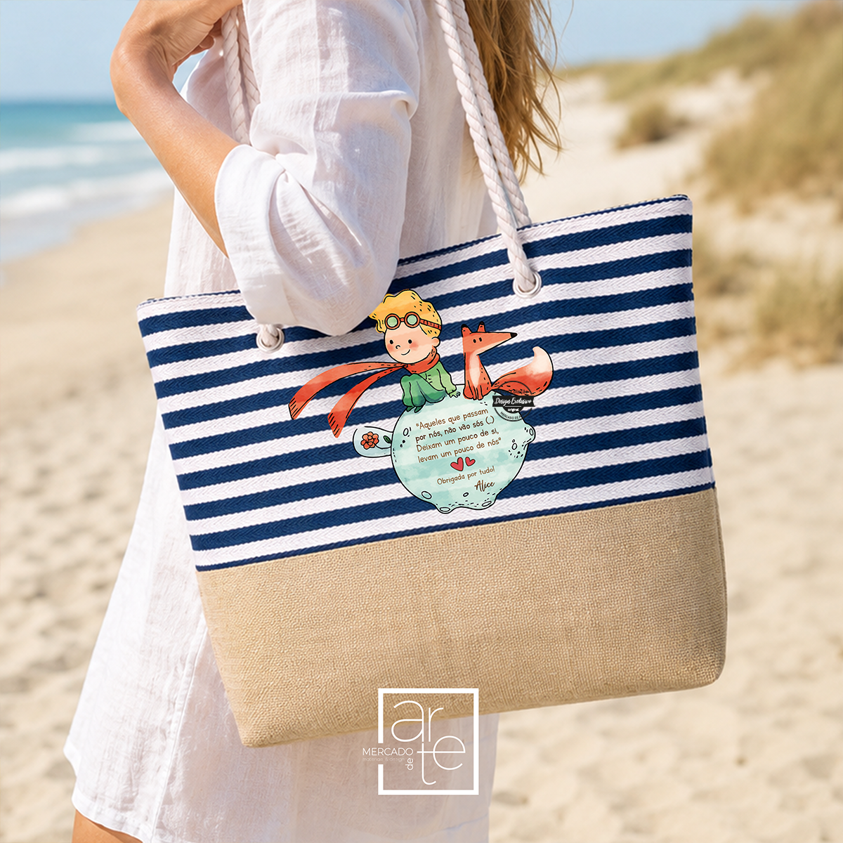 ✨ Torna cada momento ainda mais especial com os nossos artigos personalizados inspirados no universo mágico do Principezinho.

Saco de praia XL principezinho "Aqueles que passam por nós, não vão sós. Deixam um pouco de si, levam um pouco de nós" uma lembrança única, criada com carinho e personalizada nomes e/ou frase que desejar.&nbsp;

Porque, tal como o Principezinho nos ensinou, "o essencial é invisível aos olhos" - mas uma recordação feita à medida fica para sempre no coração. 💛