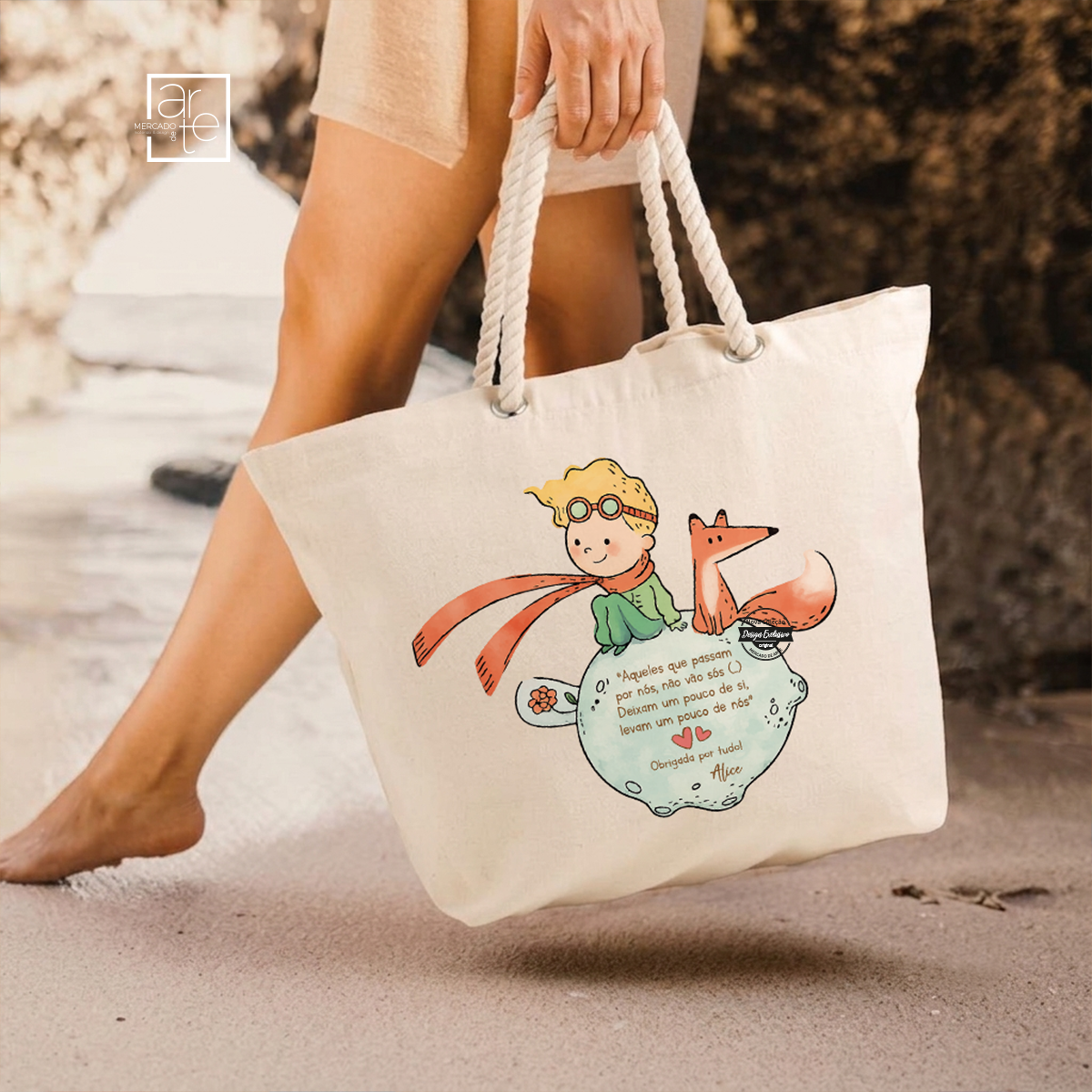 ✨ Torna cada momento ainda mais especial com os nossos artigos personalizados inspirados no universo mágico do Principezinho.

Saco de tecido principezinho "Aqueles que passam por nós, não vão sós. Deixam um pouco de si, levam um pouco de nós" uma lembrança única, criada com carinho e personalizada nomes e/ou frase que desejar.&nbsp;

Porque, tal como o Principezinho nos ensinou, "o essencial é invisível aos olhos" - mas uma recordação feita à medida fica para sempre no coração. 💛
