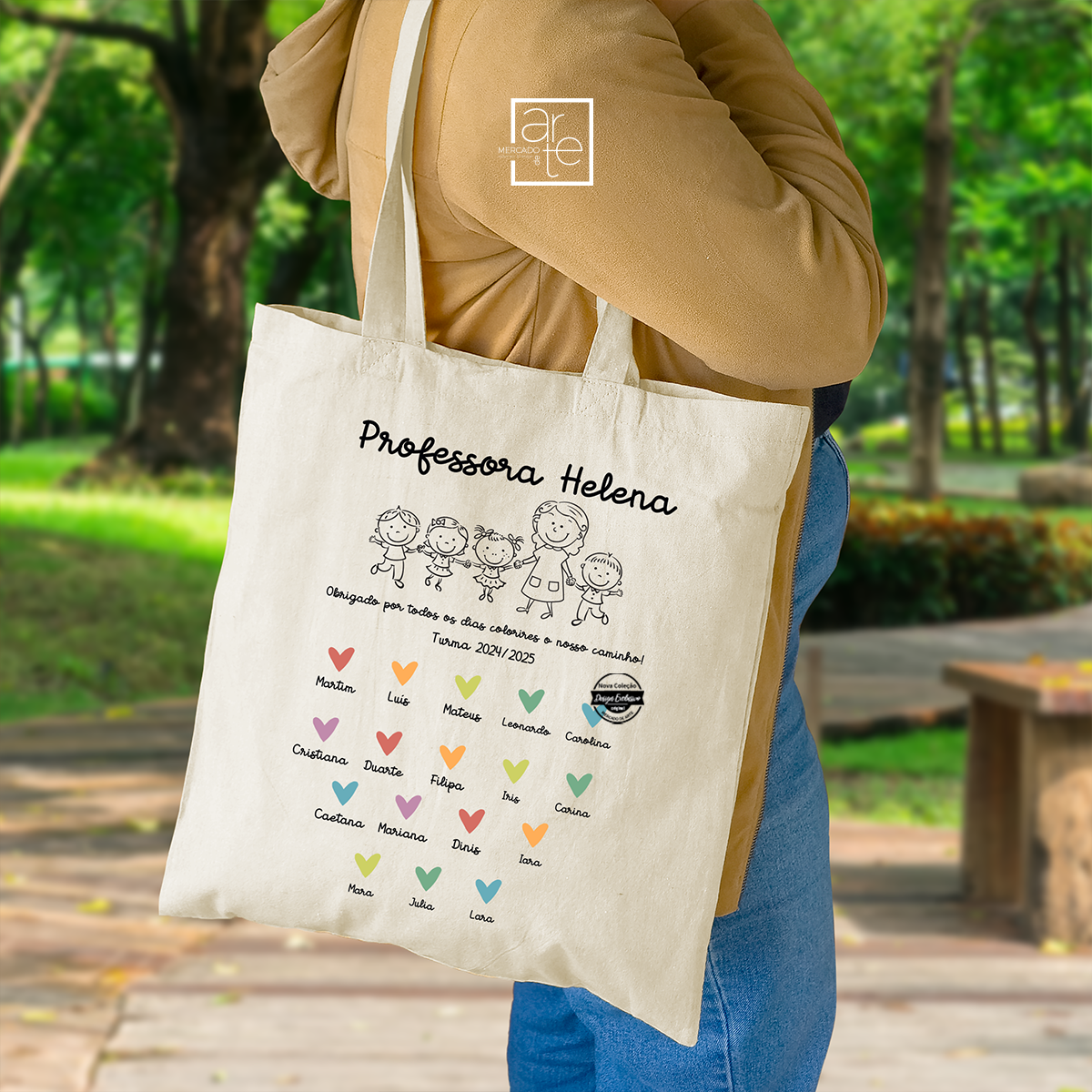 Um saco personalizado que guarda muito mais do que materiais - guarda histórias, sorrisos e um ano inteiro de memórias. 👜✨

Saco professora "Obrigado por todos os dias colorires o nosso caminho!", com um design delicado e pensado ao detalhe! Cada coração e cada nome representam os laços criados ao longo do ano letivo, tornando esta oferta verdadeiramente especial.

Uma lembrança simples que diz tudo: obrigada por fazer parte desta história. 💛