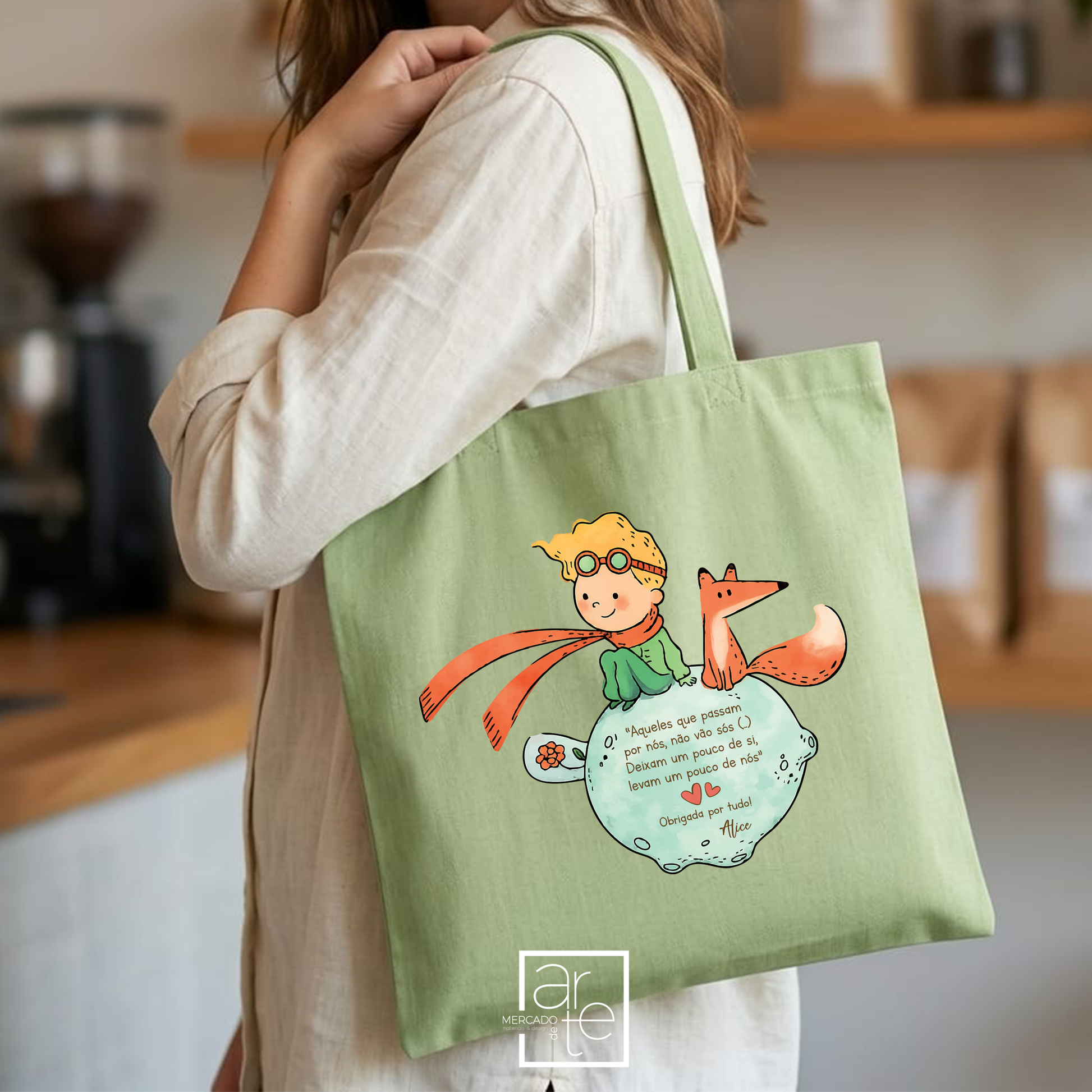 ✨ Torna cada momento ainda mais especial com os nossos artigos personalizados inspirados no universo mágico do Principezinho.

Saco reciclado principezinho "Aqueles que passam por nós, não vão sós. Deixam um pouco de si, levam um pouco de nós" uma lembrança única, criada com carinho e personalizada nomes e/ou frase que desejar.&nbsp;

Porque, tal como o Principezinho nos ensinou, "o essencial é invisível aos olhos" - mas uma recordação feita à medida fica para sempre no coração. 💛