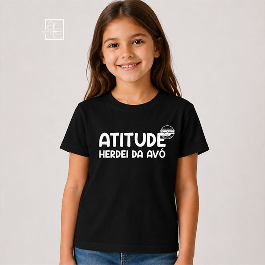 Quem disse que as avós só passam receitas? Esta pequena já herdou o melhor: a atitude! 😎

T-shirt "Atitude herdei da avó", perfeita para as crianças cheias de personalidade, energia e respostas rápidas na ponta da língua. Uma t-shirt divertida que arranca sorrisos e faz toda a gente perceber de onde vem aquele feitio especial.