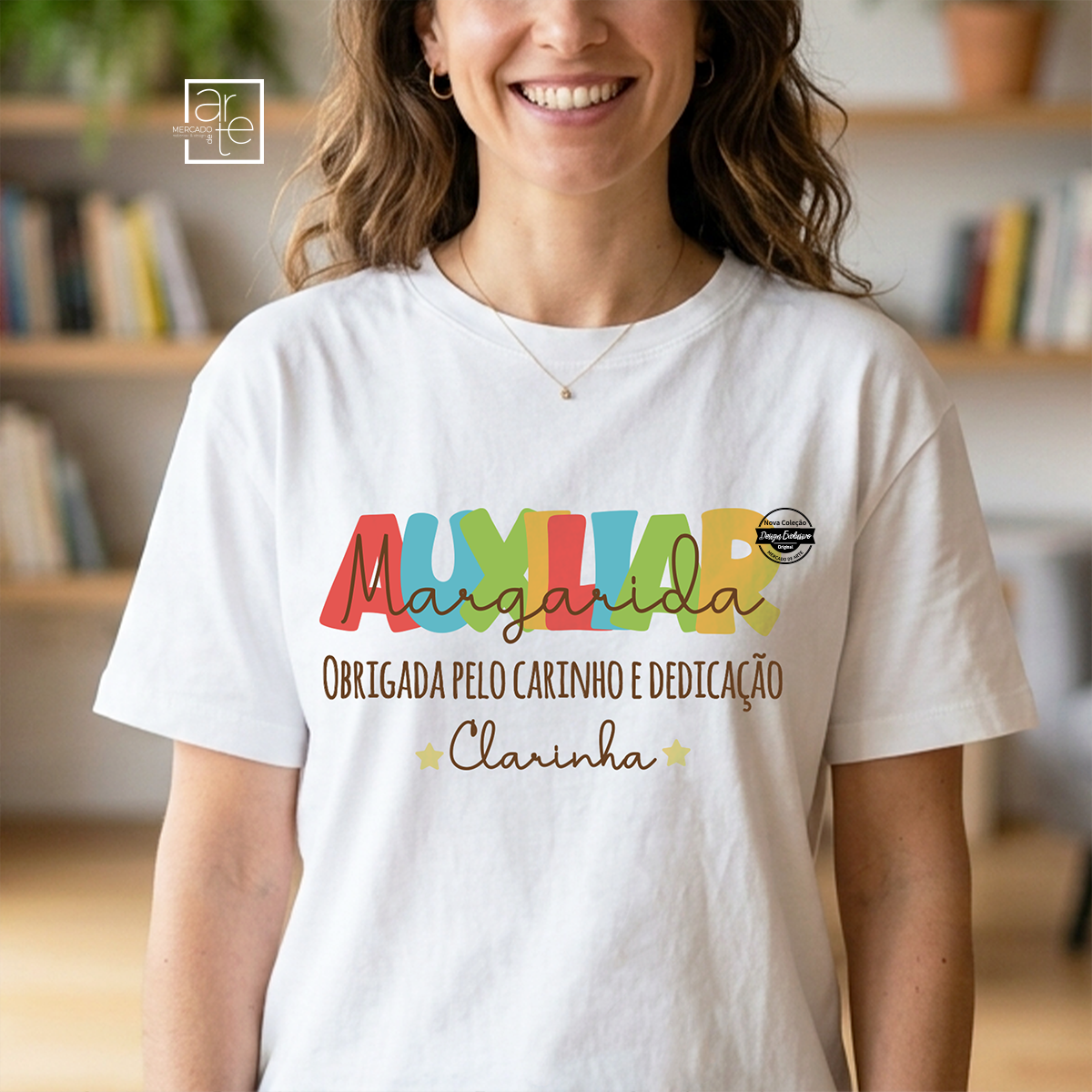 Porque há professores que deixam marca para a vida.

T-shirt "Obrigada pelo carinho e dedicação", perfeita para agradecer todo o carinho, dedicação e paciência ao longo do ano letivo.
Personalizado com nome e frase, torna-se uma recordação única e cheia de significado.