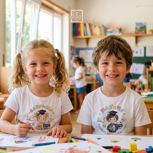 Celebra o fim de uma etapa inesquecível com uma lembrança única e cheia de significado! 🎓✨

T-shirt finalista “Pré-escolar” é perfeita para marcar este momento tão especial de uma forma original e memorável.
Com personalização exclusiva, detalhes criativos e um toque académico irresistível, cada peça torna-se uma recordação única desta fase tão importante. 💫

Ideais para oferecer, usar nas celebrações ou guardar como memória para o futuro, porque os melhores momentos merecem ficar para sempre. 🤍