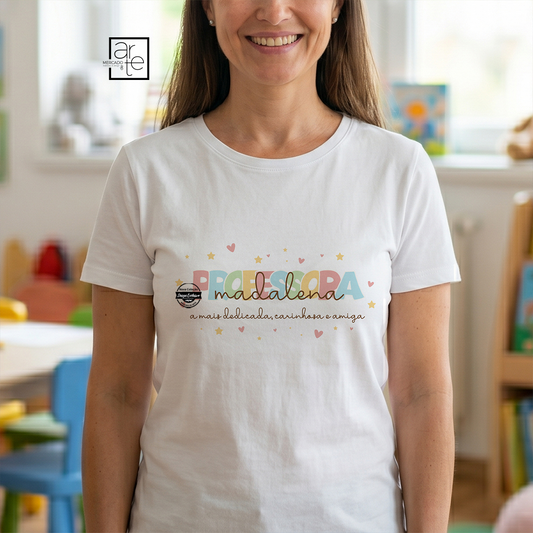 Os melhores agradecimentos são aqueles que ficam para sempre. 🍎✨

Na nossa coleção de artigos personalizados para professores encontras presentes únicos criados para celebrar quem ensina, inspira e acompanha todos os dias o crescimento dos mais pequenos.
T-shirt professora "A mais dedicada, carinhosa e amiga", disponível nos tamanhos S, M, L, XL e XXL.

Cada peça é pensada para transformar gratidão em algo tangível - uma memória que se guarda, usa e recorda com carinho.