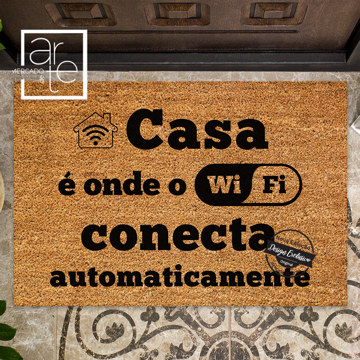 Dê as boas vindas aos seus convidados com os nossos tapetes personalizados!  Tapete de entrada "Casa é onde o WI-FI conecta automaticamente". Aproveite a nossa sugestão colocando no campo de texto: igual à imagem ou personalize na totalidade indicando apenas a sua frase.  REF: TAP012  Material Fibra de coco. Medida 40x60cm.