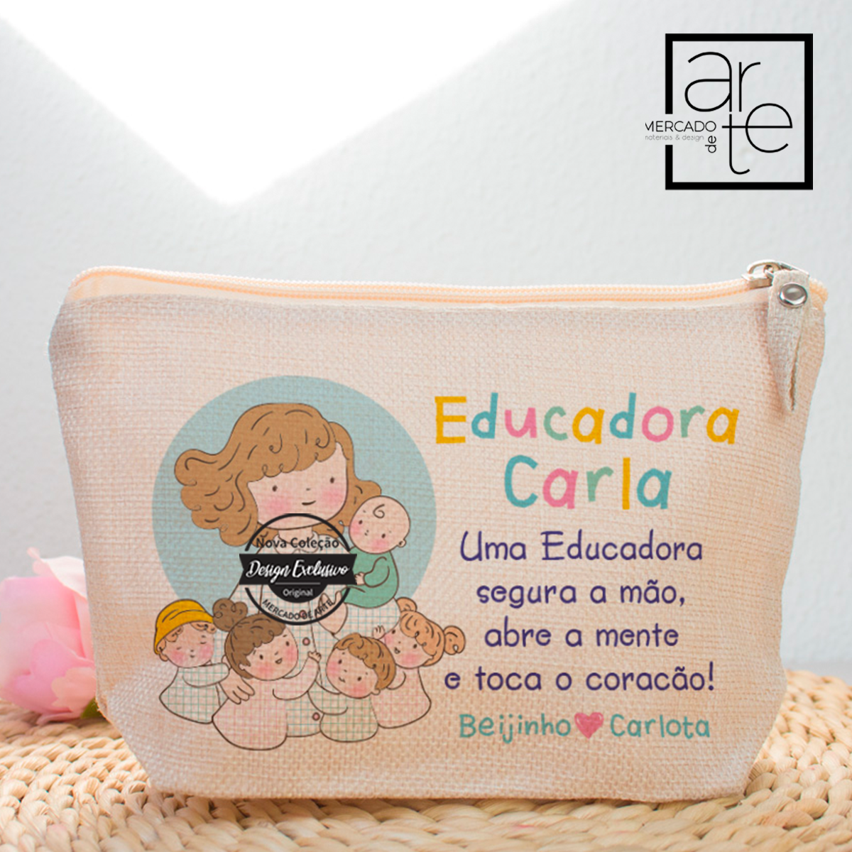 Bolsa "Uma educadora segura a mão..."