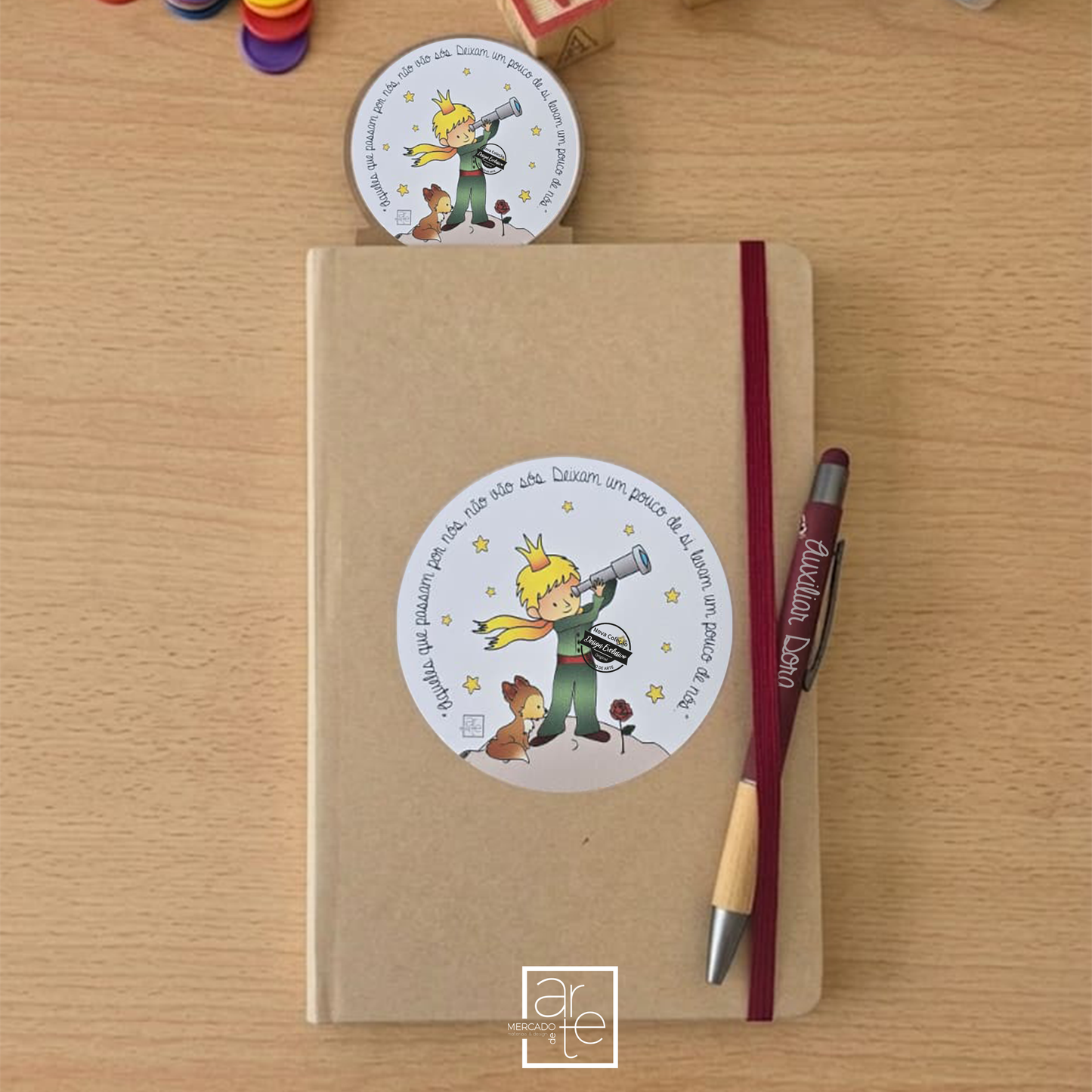 Bloco de notas personalizado " Principezinho" o presente ideal personalizado para oferecer à educadora, professora ou auxiliar no final do ano letivo,, aniversário ou natal, um presente util e cheio de significado, &nbsp;com marcador &nbsp;em craft com 6 blocos de post it coloridos, e caneta em alumínio reciclado e bambu.
Pode aquirir só o bloco ou o conjunto das 3 peças.

O presente ideal para oferecer à educadora, auxiliar ou professora no final do ano letivo, aniversário ou natal.