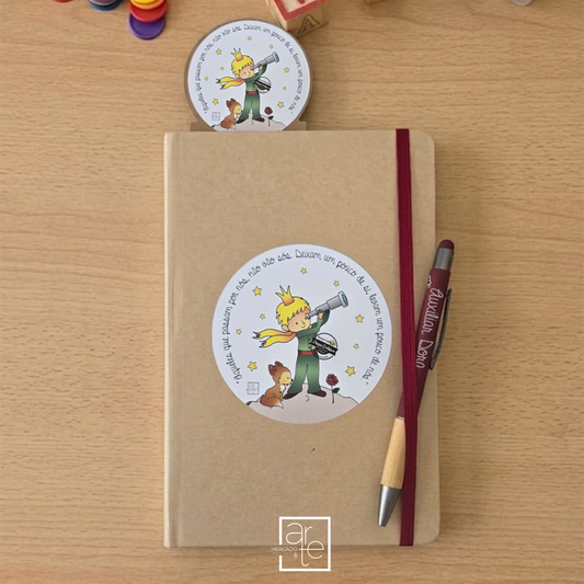 Bloco de notas personalizado " Principezinho" o presente ideal personalizado para oferecer à educadora, professora ou auxiliar no final do ano letivo,, aniversário ou natal, um presente util e cheio de significado, &nbsp;com marcador &nbsp;em craft com 6 blocos de post it coloridos, e caneta em alumínio reciclado e bambu.
Pode aquirir só o bloco ou o conjunto das 3 peças.

O presente ideal para oferecer à educadora, auxiliar ou professora no final do ano letivo, aniversário ou natal.
