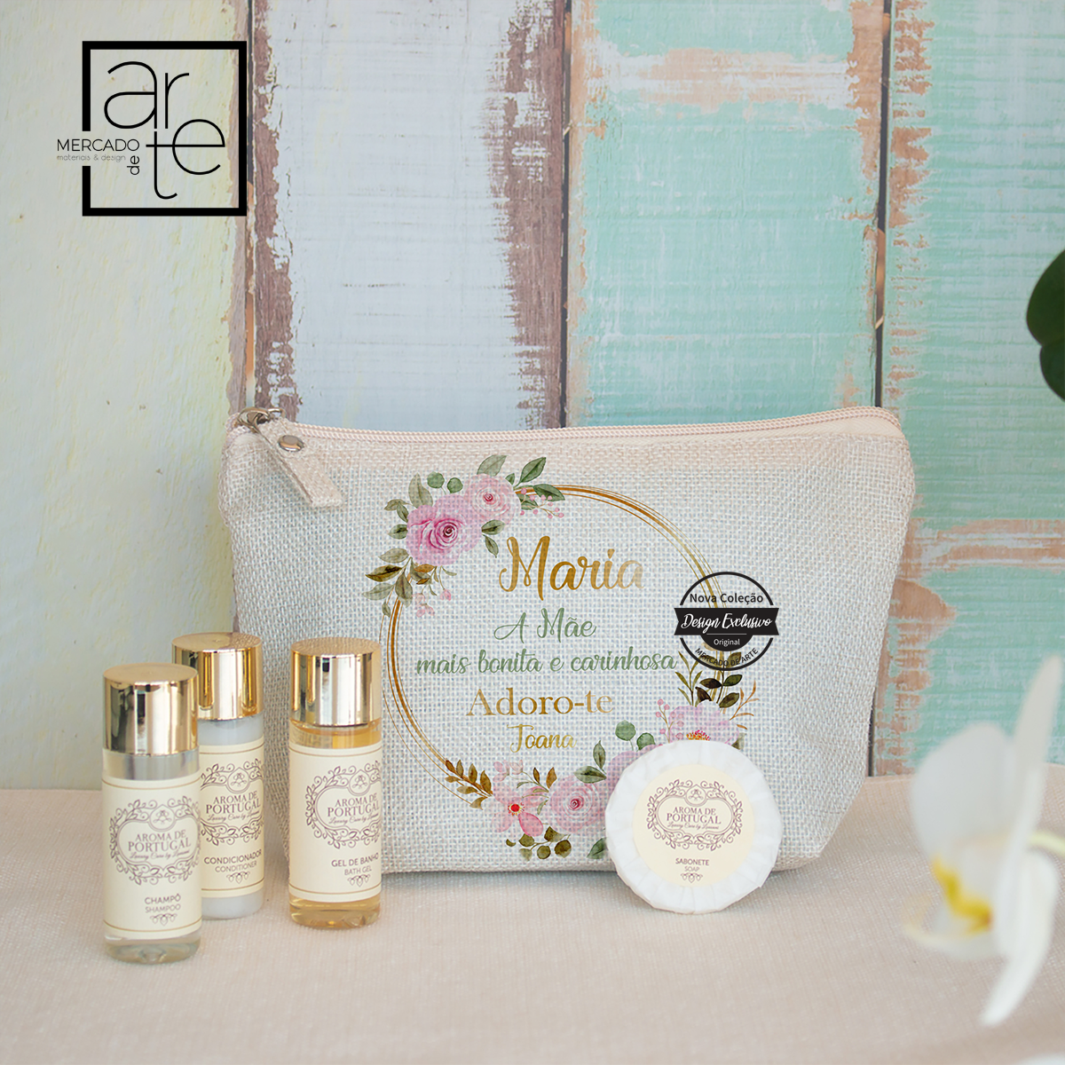 Bolsa com cosméticos " A mãe mais bonita e carinhosa" em tecido tipo linho que pode personalizar ao seu gosto. Kit inclui em tamanho de viagem um champô, um gel de banho, um condicionar e um sabonete.  Os produtos são de origem portuguesa da marca aromas de Portugal e são super cheirosos!  REF: MA-MAE183