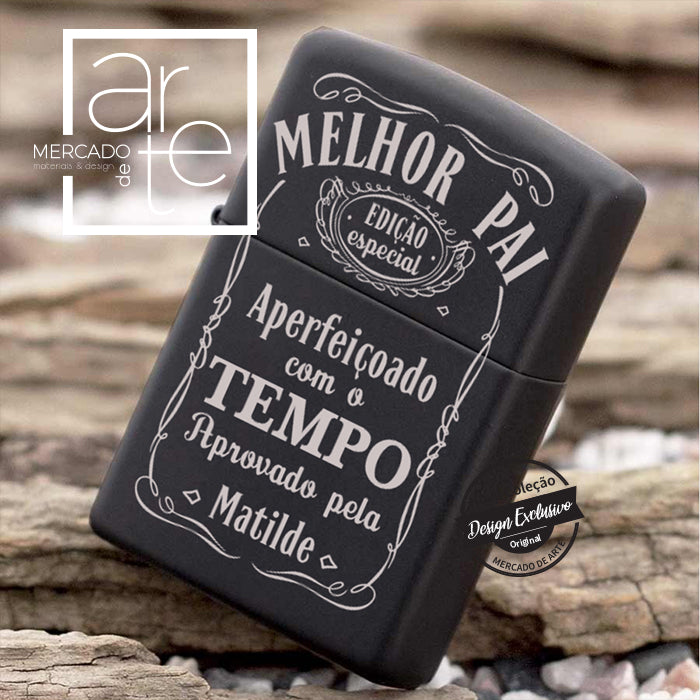 Surpreenda o seu pai com este isqueiro personalizado! Um presente sofisticado e exclusivo, perfeito para o pai, avô, irmão, tio, padrinho e amigo Este isqueiro é uma lembrança especial e funcional. Isqueiro metal preto " Melhor Pai, edição especial ..." texto personalizável.
