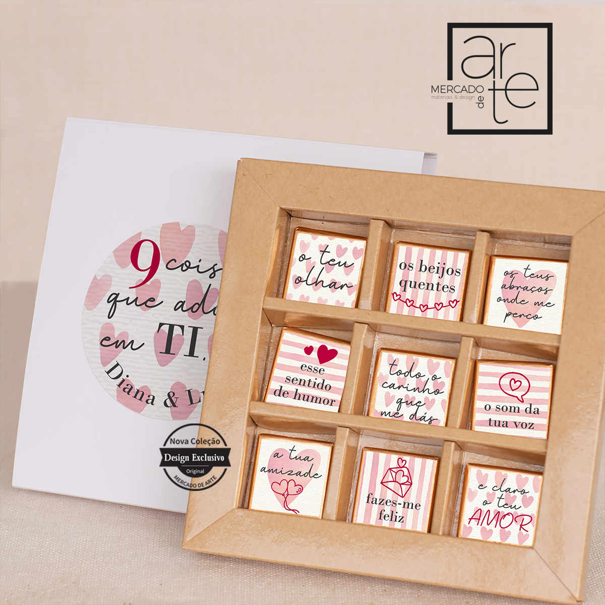 Caixinha de chocolates personalizados por si. Caixa com 9 chocolates que pode personalizar cada um com pequena frase que desejar.  Pode personalizar com pequena frase e deverá colocar a indicação separadamente do que pretende para cada chocolate. Exemplo: O teu olhar/ os teus beijos quentes/ os teus abraços onde me perco/ etc...