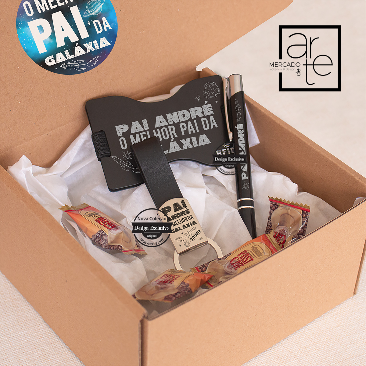 Kit  super especial "Pai o melhor da galáxia". Pode personalizar com a frase que desejar.   REF: MA-PAI175   kit composto por:  - 1 porta cartões metálico com protetor RFID.  - 1 Caneta.  - 1 porta-chaves em aço inóx e cabedal.  - 4 rebuçados de café.  - Caixa incluída. 