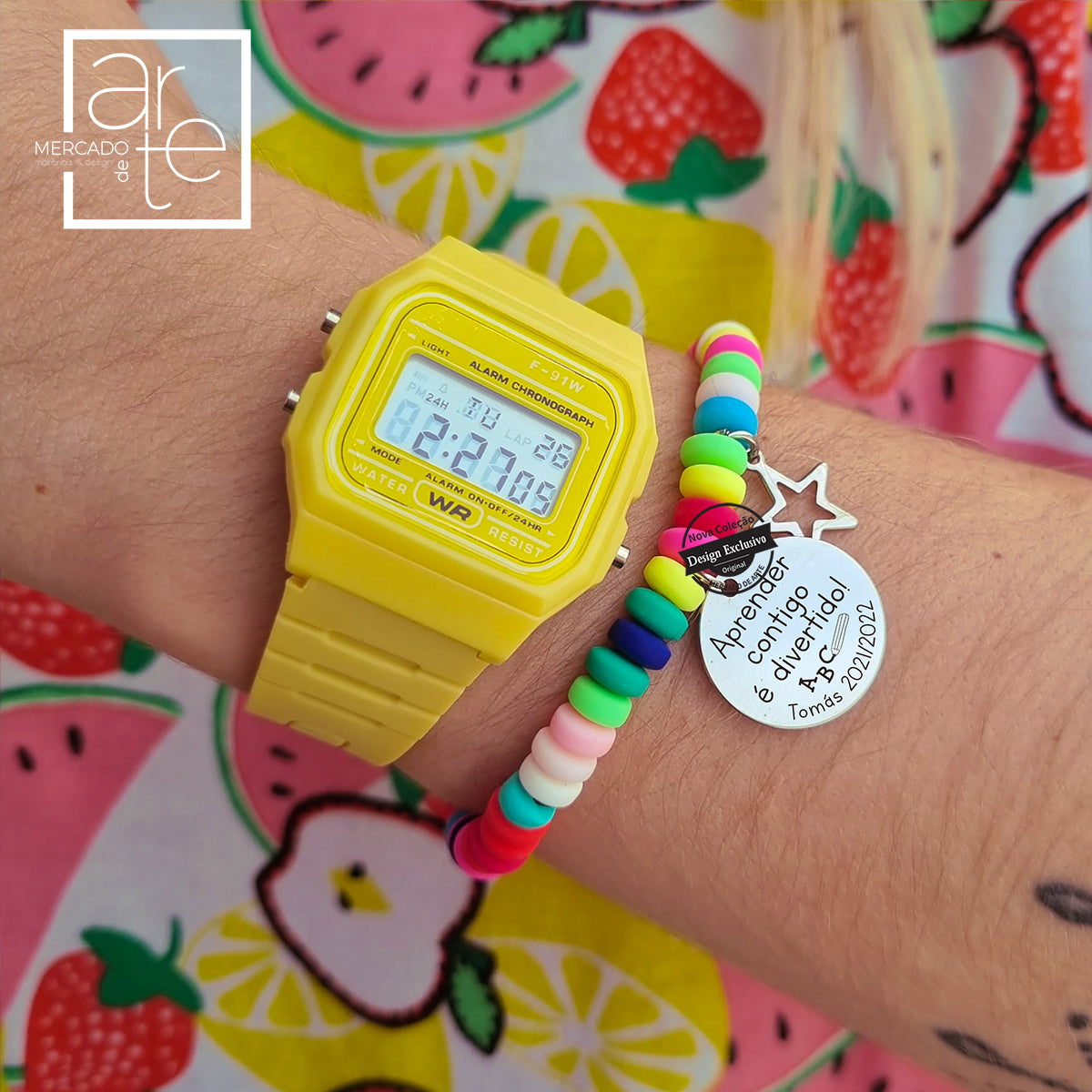 relógio digital em silicone amarelo com pulseira de missangas coloridas para professoras 