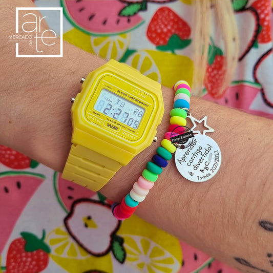 relógio digital em silicone amarelo com pulseira de missangas coloridas para professoras 