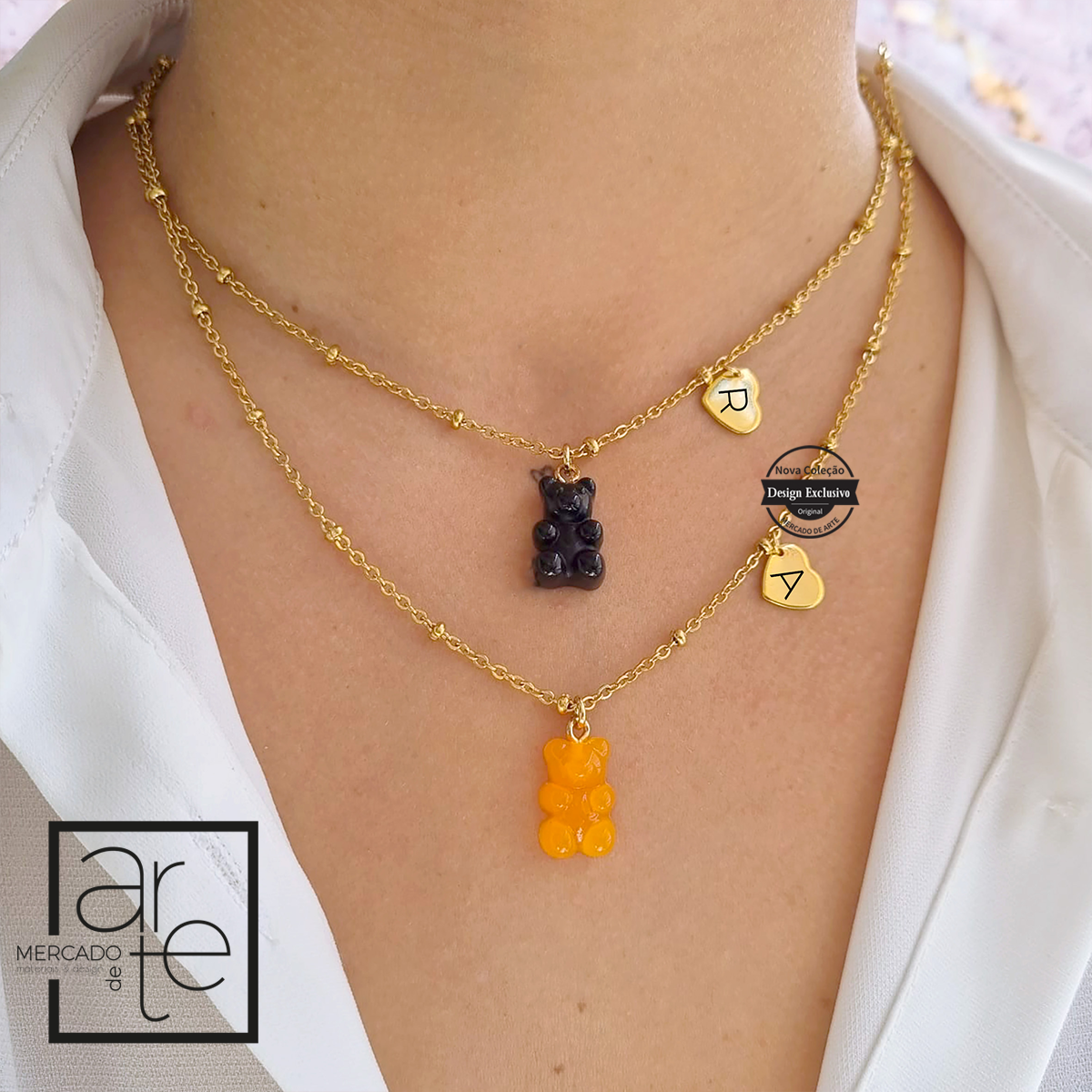A nossa coleção "Gummy Bear" é uma verdadeira delícia. Fios em aço inoxidável com ursinhos em preto ou laranja, medalha também em aço inoxidável para personalizar a  gosto. Escolha a sua cor preferida.  Vendidos separadamente. 
