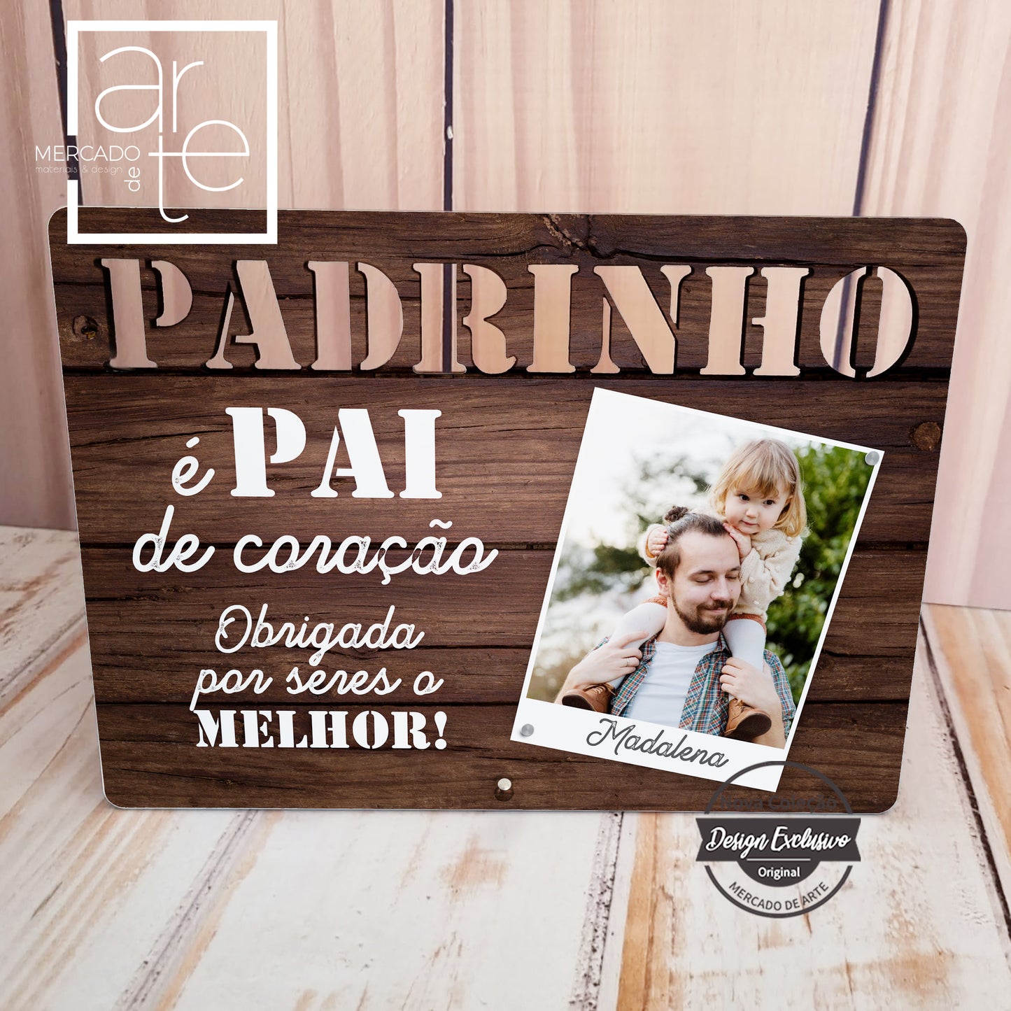 Novidade! Moldura de madeira com a palavra padrinho recortada, uma das novas criações com design e produção exclusiva da nossa loja. Personalize com a fotografia e frase que desejar.  REF: PAD164