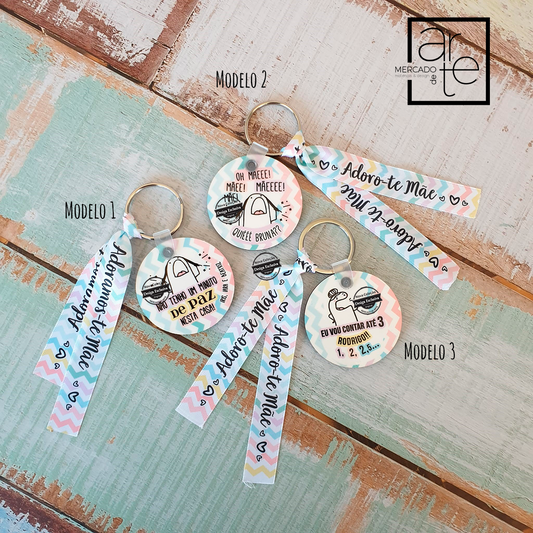 Novidade dia da mãe!  Uma sugestão super divertida de presente para dia da mãe! Escolha o seu porta-chaves preferido e personalize com pequena frase que desejar. Vendidos separadamente e disponíveis em 3 modelos diferentes.  REF: MA-MAE214  Material fita de tecido. Pvc.