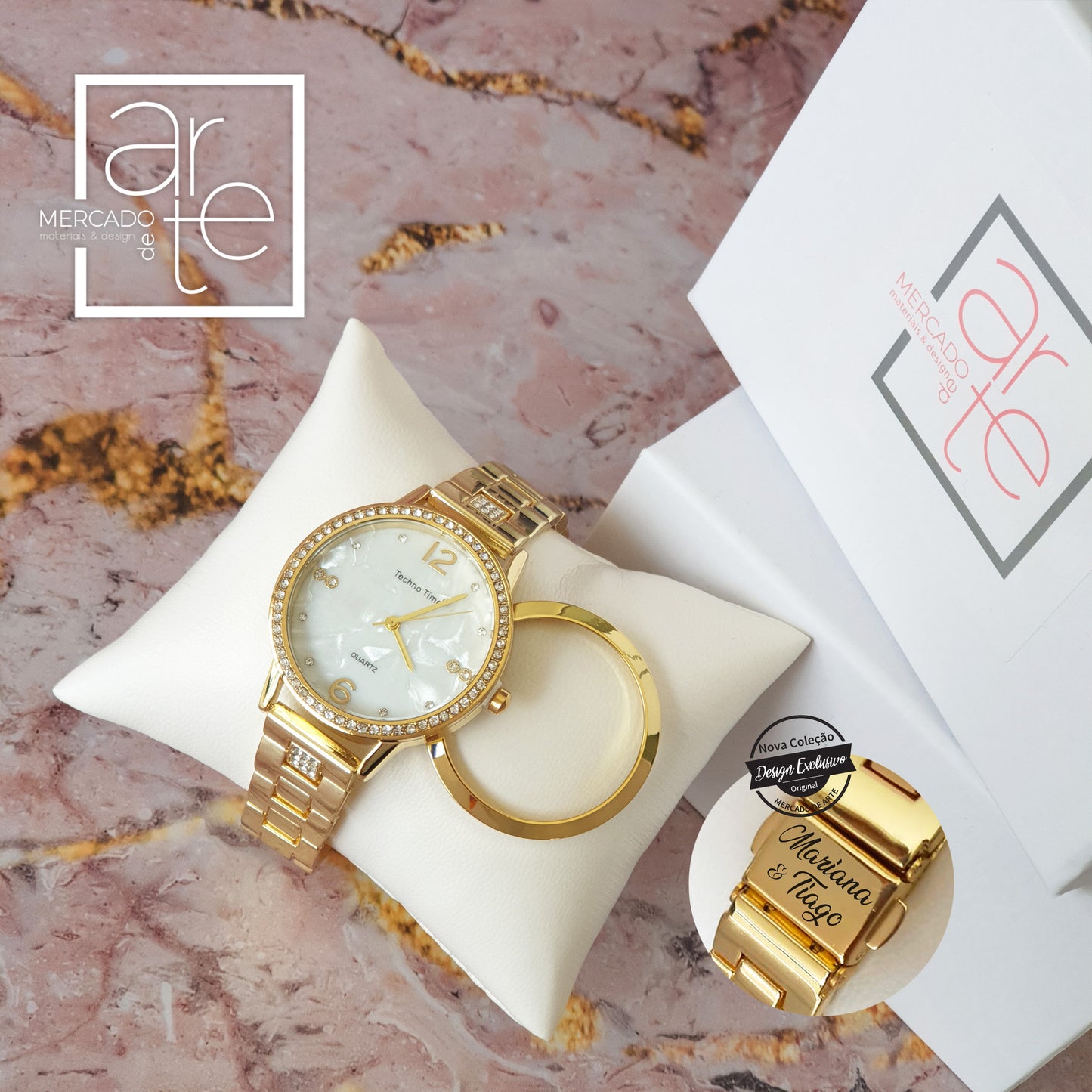 Relógio " Duo " em aço inoxidável em dourado com 2 aros de mostrador para trocar um liso e outro com zircórnias, com fecho personalizável . Pode personalizar no verso do mostrador também.