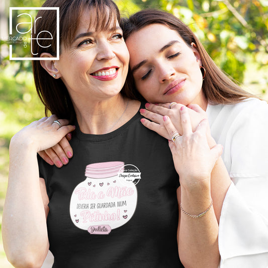As t-shirts que as mães mais carinhosas merecem !!!T-shirt "Mãe Carinhosa " que pode personalizar completamente a seu gosto. T-shirt disponível com versão de desenho em rosa ou azul.